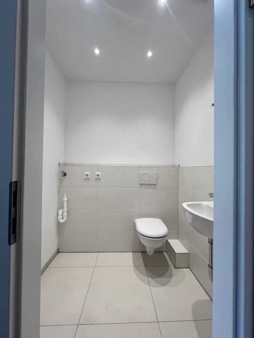 Gäste-WC mit Waschmaschinenanschluss