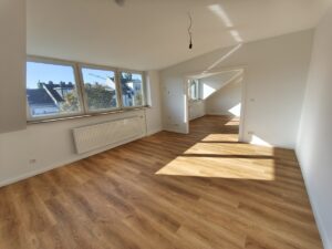 Wohnzimmer mit Blick zur Wohnküche